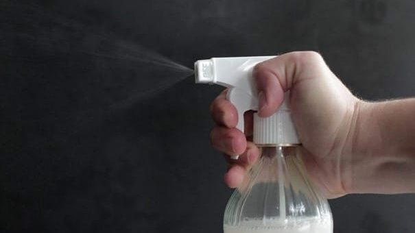 Ce DIY pour faire son spray désinfectant soi-même ne nécessite que 2  ingrédients